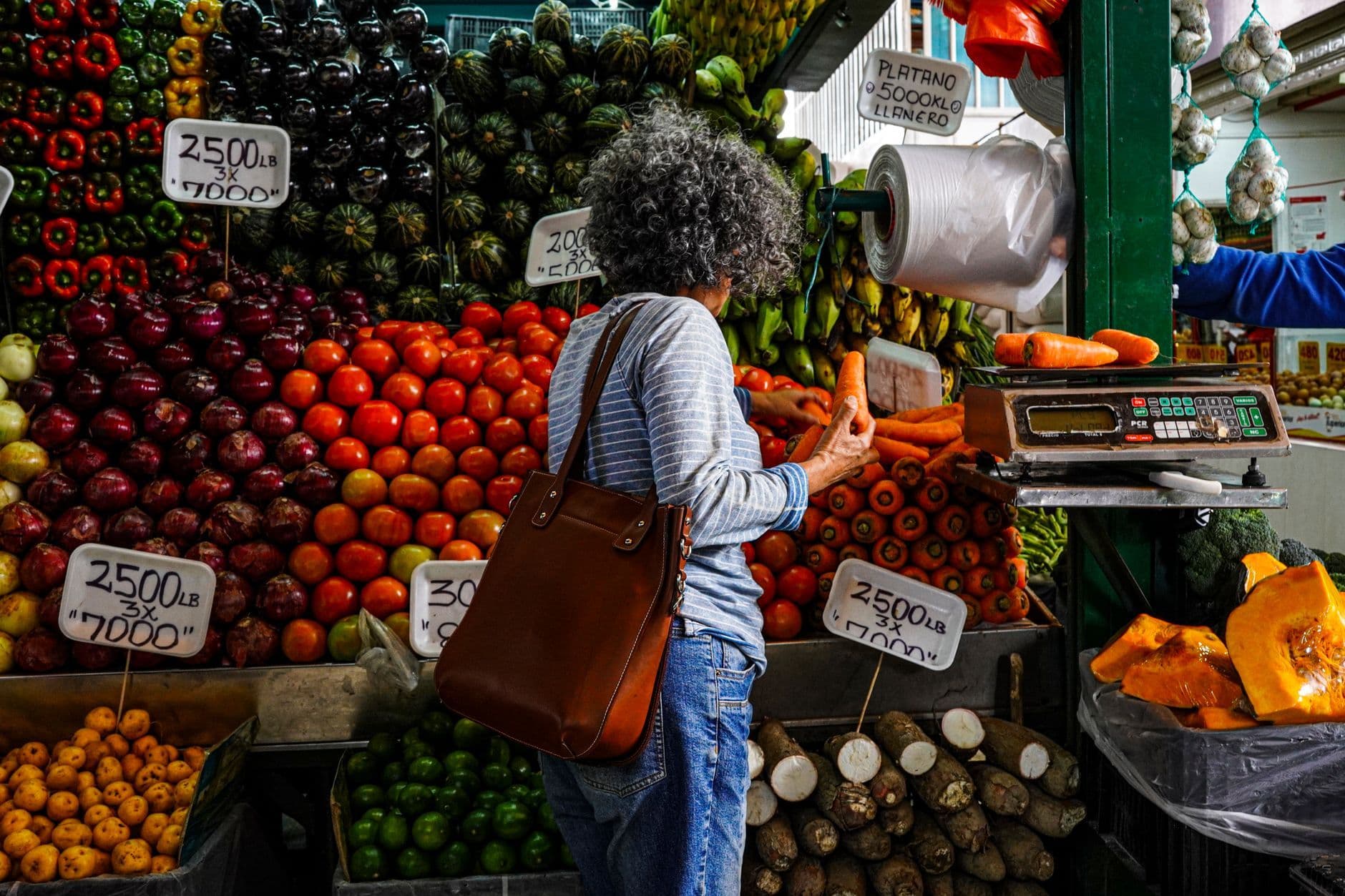 El dólar toca mínimos de diciembre 2020: ¿Qué significa para la economía colombiana y el petróleo?